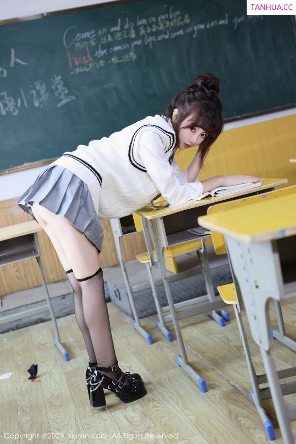   [XiuRen]高清写真图 2023.11.24 No.7712 白笑笑 黑丝美腿第12张图片